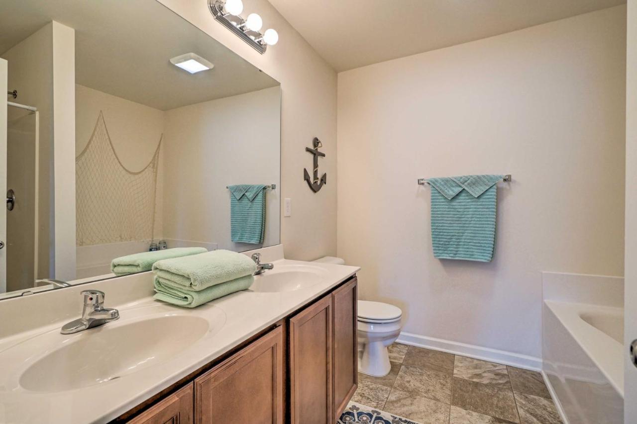Modern Coastal Condo With Patio 1 Mi To Beaches! Carolina Beach Eksteriør billede