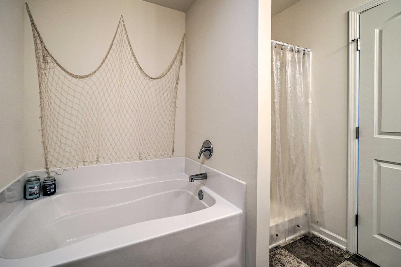 Modern Coastal Condo With Patio 1 Mi To Beaches! Carolina Beach Eksteriør billede